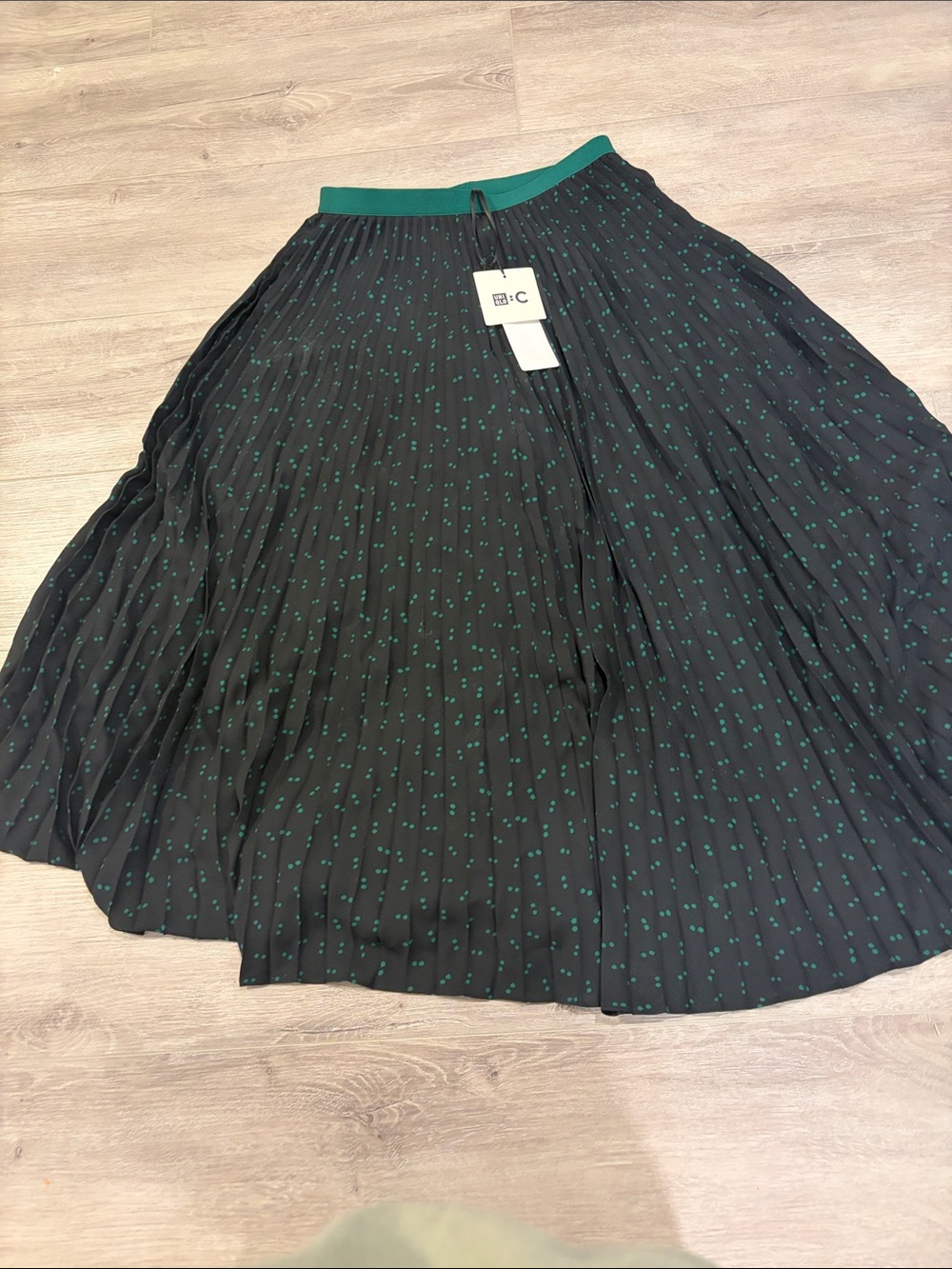 Uniqlo Black Pleated Midi Skirt with Green Waistband and Dot Print